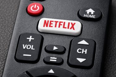 Imagen creada con IA. ¿Qué hacer con la acción de Netflix?